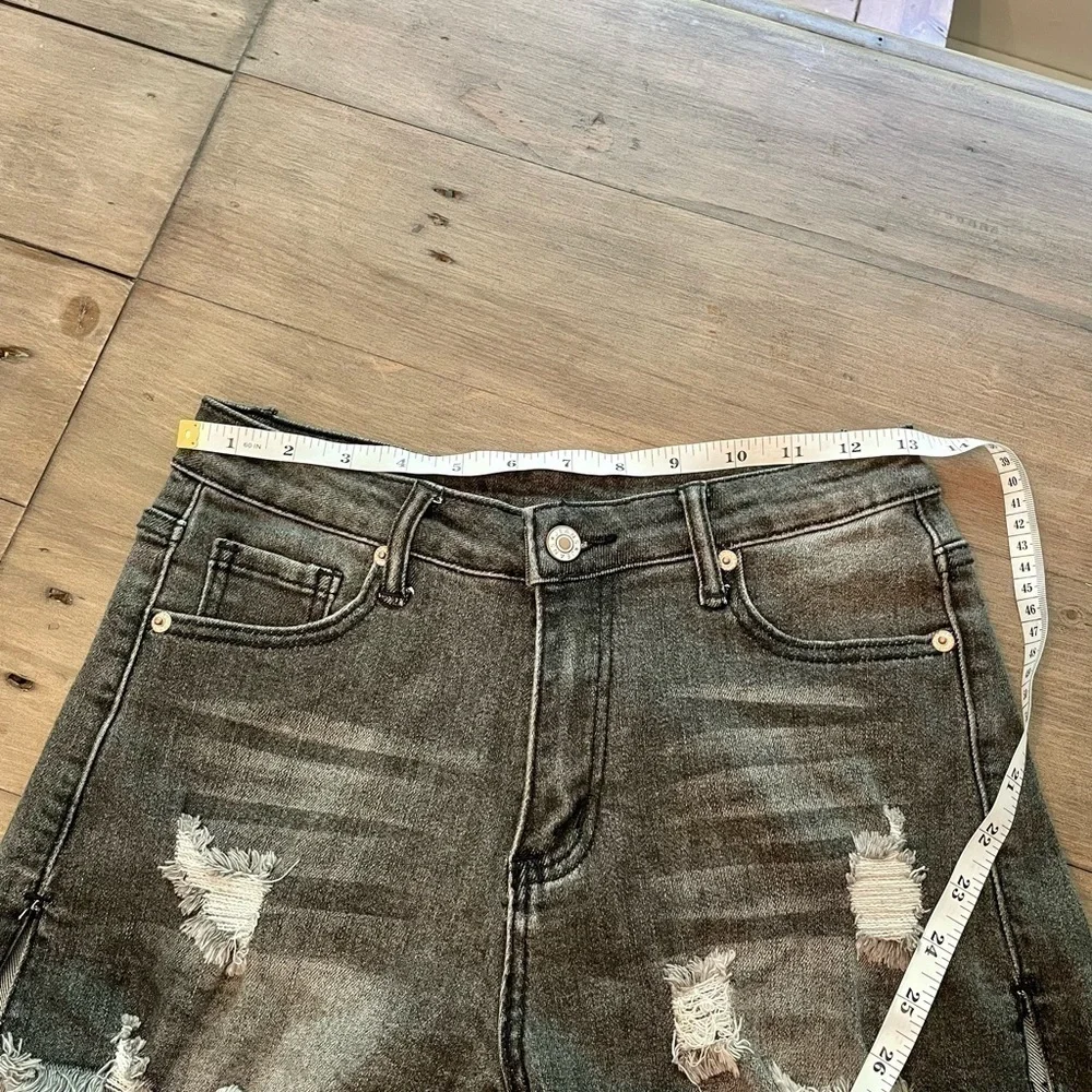 𝅺DISTRESSED denim shorts